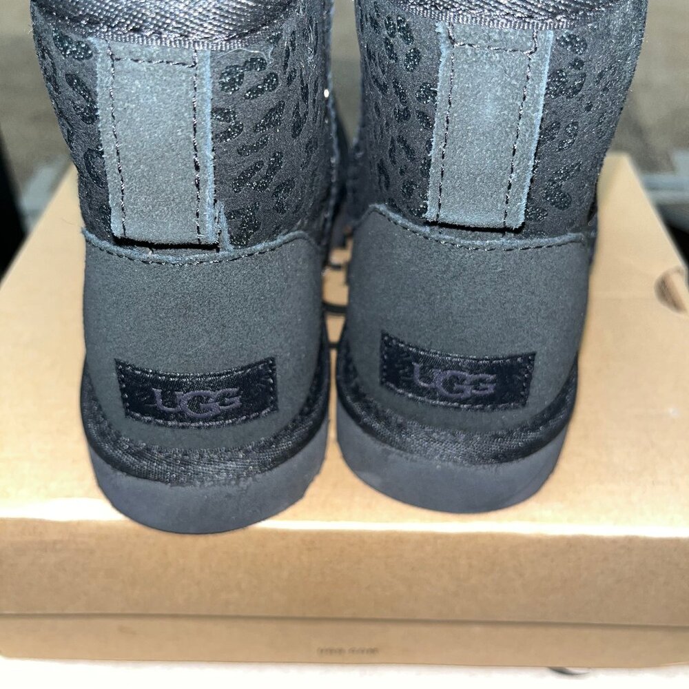 UGG WOMEN'S CLASSIC MINI SNOW LEOPARD BOOT- New W/O tag or box - Picture 3 of 8